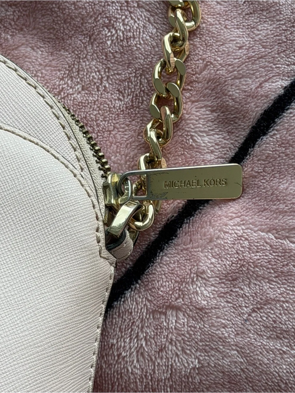 Authentic Michael Kors crossbody bag in a pink Saffiano leather